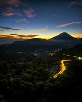 Lichtweg, Panorama-Bergsonnenaufgang, in Bukit Sekapuk, Regentschaft Wonosobo, Indonesien. foto