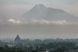 Panoramablick auf den Berg Merapi und den Prambanan-Tempel. Der Prambanan-Tempel ist einer der Tempel in Indonesien foto