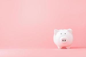 geldspar- und investitionskonzept. Sparschwein auf rosa Hintergrund mit Kopierraum