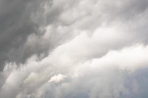 dunkler Wolkenhintergrund. dramatische Gewitterwolken foto