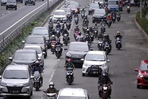 jakarta, indonesien, 2022-verkehr auf der autobahn von jakarta foto