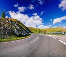 kurvenreiche asphaltierte Straße in den französischen Alpen foto