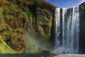 großer wasserfall skogafoss im süden von island in der nähe foto