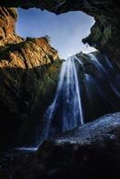 extrem schöner wasserfall gljufrafoss, versteckt in einer schlucht in ic foto