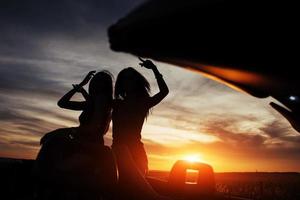 junge zwei Frauen bei einem Fotoshooting. Mädchen posieren gerne foto