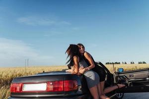 junge Frauen bei einem Fotoshooting. foto