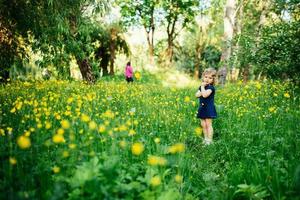 Kind spielt draußen im Gras foto