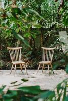 leerer Holzstuhl und Tisch im Garten foto