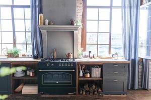 Skandinavische klassische minimalistische dunkelgraue Küche mit Holzdetails. Stilvolle Loft-moderne graue Küchendekoration mit klarem Innendesign im zeitgenössischen Stil. foto