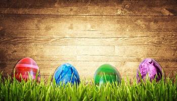 Osterhintergrund mit bunten Ostereiern auf Holzhintergrund. foto