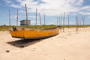 Kleines Fischerboot aus Holz, das am Strand von Ponta do Corumbau aufgegeben wurde foto