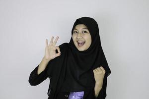 ok zeichen mit lächeln asiatische islamische geschäftsfrauen stehen vertrauen. foto