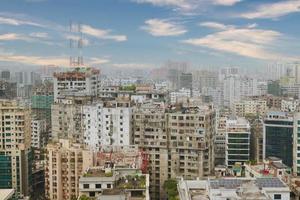 Erhöhte Ansicht von Wohn- und Finanzgebäuden der Stadt Dhaka am sonnigen Tag foto