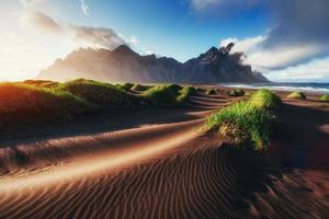 Zauberhafter Sonnenuntergang an einem Sandstrand. Beauty-Welt. Truthahn foto