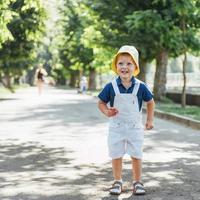 süßer junge posiert für foto im freien. Ukraine. Europa