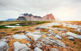 sanfte Hänge schneebedeckte Berge und Gletscher. wunderschönes Herbsteis foto