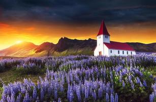 lutherische kirche in vik. fantastischer Sonnenuntergang. Island foto