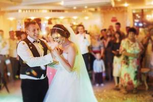 glückliche braut und bräutigam ihren ersten tanz foto
