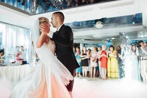 glückliche braut und bräutigam ihren ersten tanz, hochzeit foto