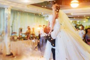 glückliche braut und bräutigam ihren ersten tanz foto