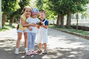 schöne süße Kinder, die im Park spielen foto