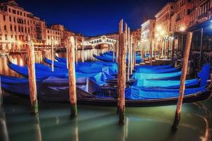 Stadtlandschaft. Rialtobrücke in Venedig foto