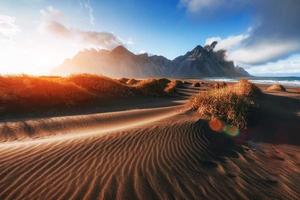 Zauberhafter Sonnenuntergang an einem Sandstrand. Beauty-Welt. Truthahn foto