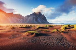 Zauberhafter Sonnenuntergang an einem Sandstrand. Beauty-Welt. Truthahn foto