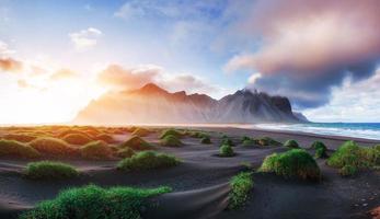 Zauberhafter Sonnenuntergang an einem Sandstrand. Beauty-Welt. Truthahn foto