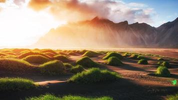 Zauberhafter Sonnenuntergang an einem Sandstrand. Beauty-Welt. Truthahn foto