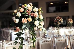luxuriös dekorierte Tische im Hochzeitssaal. foto