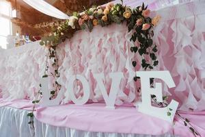 luxuriös dekorierter Tisch in der Haupthalle Hochzeit foto