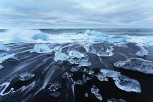 Jökulsarlon-Gletscherlagune, fantastischer Sonnenuntergang am schwarzen Strand, foto