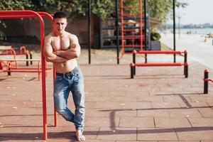 starker junger athlet engagiert sich auf dem spielplatz foto