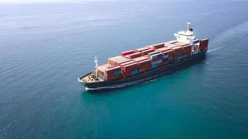 Container-Frachtschiffslogistik und Transport von Schiffsimport-Exportgeschäften foto
