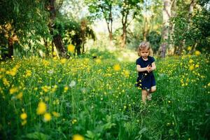 Kind spielt draußen im Gras foto