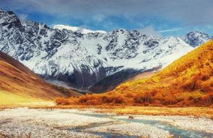 schneebedeckte Berge und lauter Gebirgsfluss. Georgien, Swanetien. Euro foto