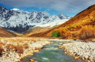 schneebedeckte Berge und lauter Gebirgsfluss. Georgien, Swanetien. Euro foto