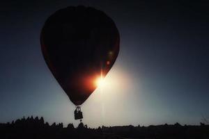erstaunlicher sonnenuntergang über kappadokien. schöne farbige Luftballons. Truthahn foto