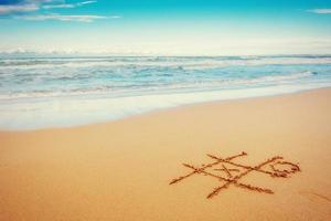 die Zeichnungen im Sand am Strand foto