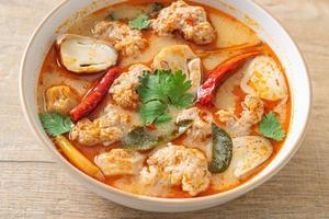 würzige gekochte Schweinesuppe mit Pilzen - Tom Yum foto