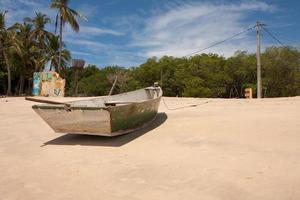 Ponto do Corumba, Brasilien. 6. märz 2022 kleines hölzernes fischerboot, das am strand in ponta do corumbau verlassen wurde foto