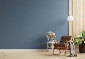 Das stilvolle moderne Wohnzimmer aus Holz hat einen Sessel auf leerem dunkelblauem Wandhintergrund. foto
