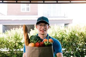 Das Essenslieferpersonal des Restaurants übergibt die Tüten an die Kunden. foto