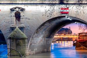 dämmerungsszene aus paris seine mit fantastischen farben während des sonnenuntergangs. foto