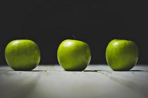 Apfel auf dem dunklen Licht foto