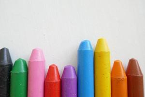 mehrfarbige Buntstifte vor weißem Hintergrund foto