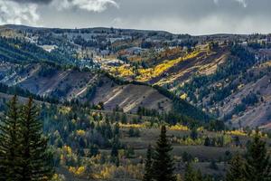 herbstfarben und der erste schneefall der saison in wyoming foto