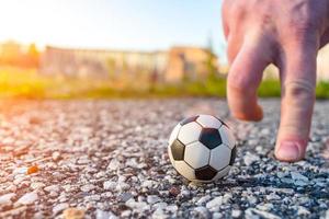 ein spontanes Fingerfußballspiel mit einem Souvenirball foto