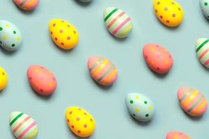 Frohe Ostern. Draufsicht des kreativen Musters aus farbigen ostern bemalten Eiern foto